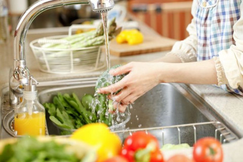 Cuci buah dan sayuran sebelum dimakan. (Foto:renegadehealth.com)