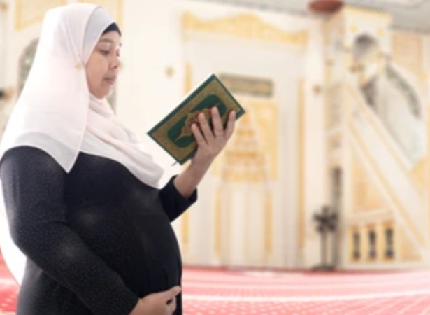 Bumil Amalkan Yuk, Ini 5 Keutamaan Membaca Surat Maryam bagi Ibu Hamil