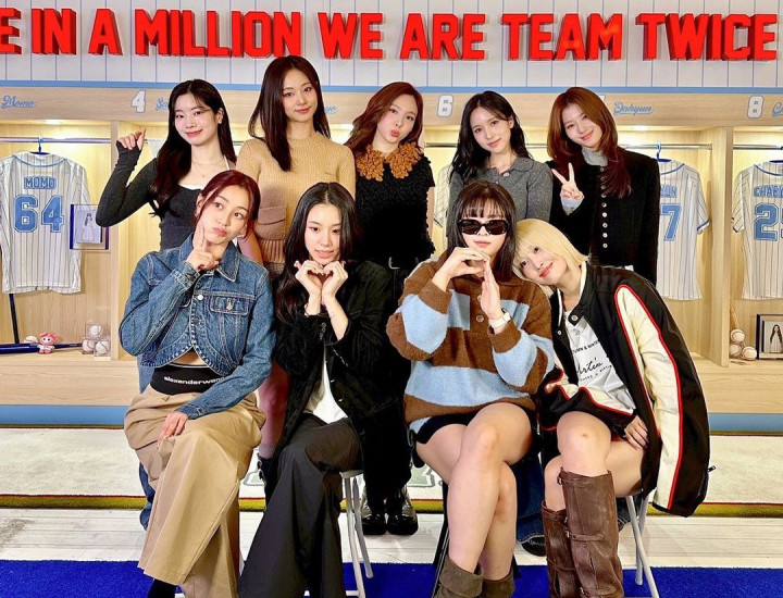 TWICE Bakal Jadi Bintang Tamu Konser Coldplay