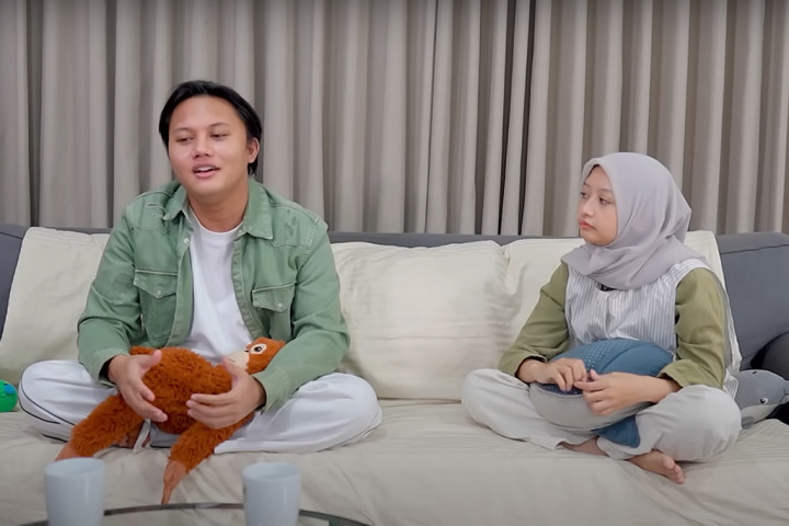 Sibuk Manggung Beda Kota, Rizky Febian Galau Kangen Istri