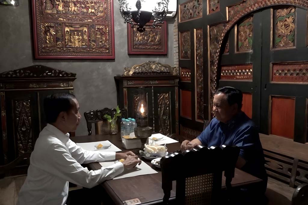 Momen Prabowo dan Jokowi Santap Malam di Angkringan Solo