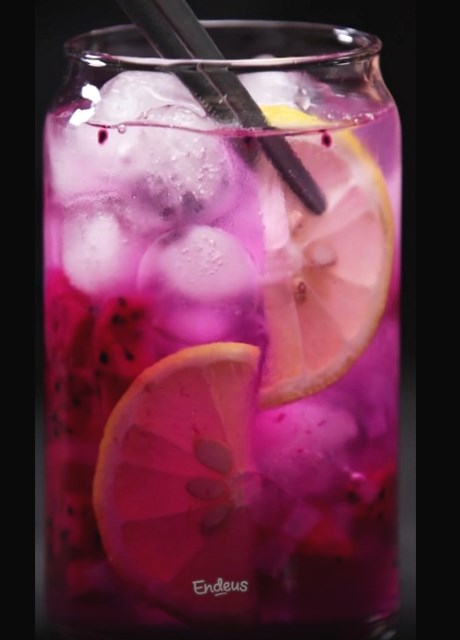 Cepat buatnya dan segar rasanya. Yuk, re-make es lemonade buah naga dari Endeus TV. (Foto: Dok. Endeus TV)