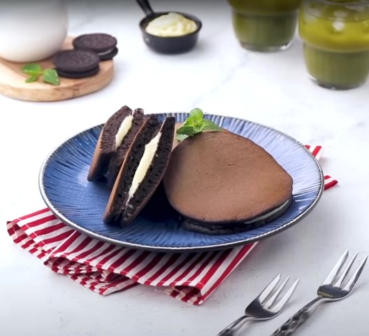 Mudah banget buatnya, dorayaki dengan bahan biskuit oreo dijamin yummy! (Foto: Dok. Endeus TV)