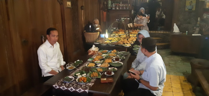 Jokowi <i>Wedangan</i> bersama Paslon Pilwalkot Solo Respati-Astrid