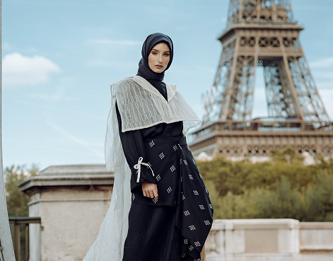 Dama Kara menciptakan karya sandang batik dengan model yang timeless.  (Foto: Dok. Instagram/@damakara.official)