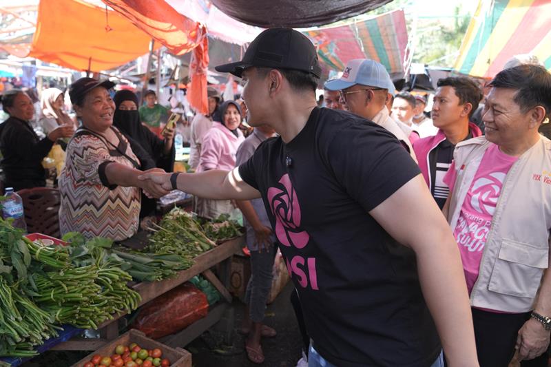 Kaesang Sapa Pedagang Pasar Airmadidi, Ajak Pilih Melky-Christian