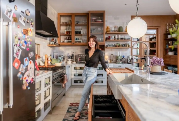 Agatha Suci merancang dapurnya dengan konsep open plan, di mana area dapur dan ruang tamu terhubung. Dok. Ist