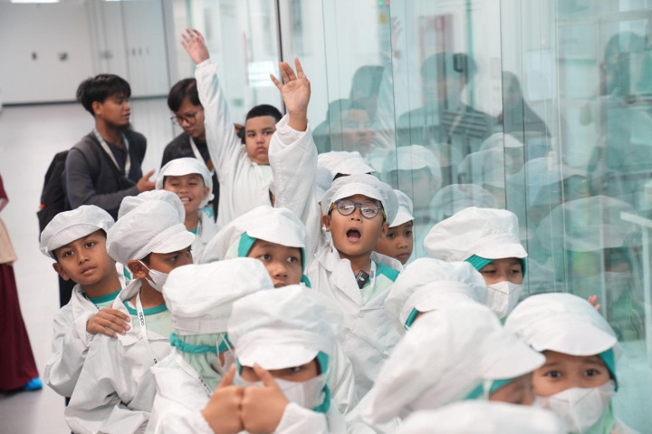 Buka Pintu Inspirasi Sejak Dini: Kunjungan Edukatif ke Pabrik Oppo