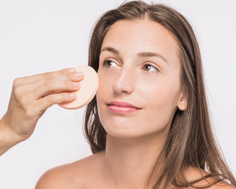 Cushion adalah produk make up yang kegunaannya bisa dipakai untuk membuat complexion di wajah.  (Foto: Ilustrasi. Dok. Freepik.com)