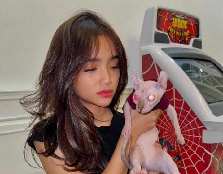 Dikira Unggah Video Cium Anjing, Fuji Diomelin Ibu