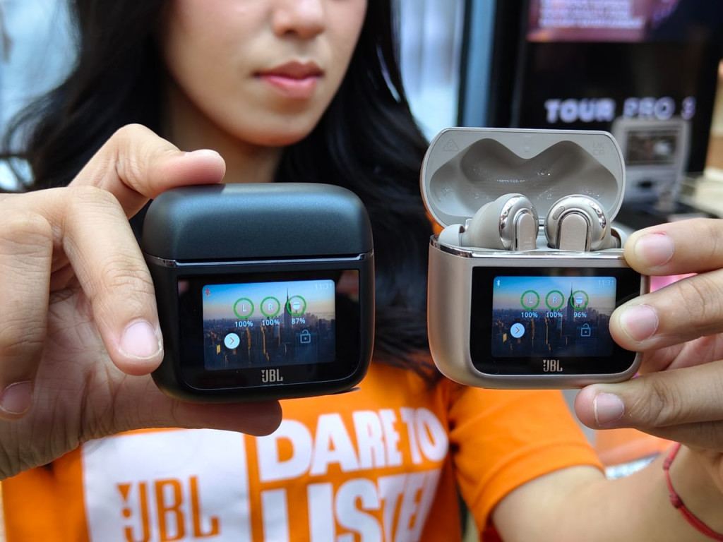 JBL Pamerkan Tour Pro 3 dan Live 3, TWS dengan Layar di Casing