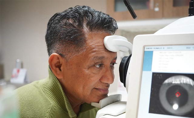 Andrea Hehanusa mengaku sakit kepala yang disebabkan karena katarak mata. Ini kisah lengkapnya. (Foto: Dok. KMN EyeCare)