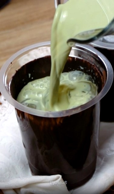 Seperti apa rasanya cracking latte yang sedang hits? Yuk, coba buat di rumah. (Foto: Dok. Endeus TV)