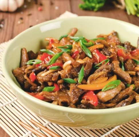 Kamu mesti coba menu daging tumis paprika yang satu ini! Rasa dagingnya sangat berbumbu. (Foto: Dok. Endeus TV)