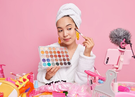 Cara terbaik untuk menemukan urutan make up yang ideal adalah melalui eksperimen. (Foto: Ilustrasi. Dok. Freepik.com)
