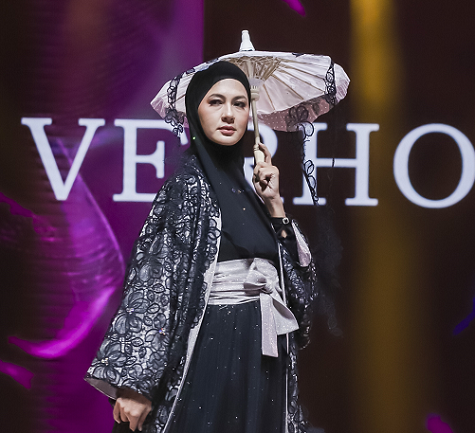 Paula Verhouven sebagai Muse pada koleksi Si.Se.Sa Violet. (Foto: Dok. Si.Se.Sa)