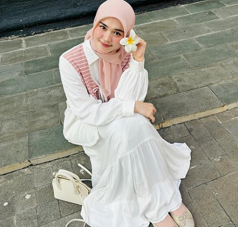 7 Outfit Hijab Casual untuk Cewek Girly Kekinian