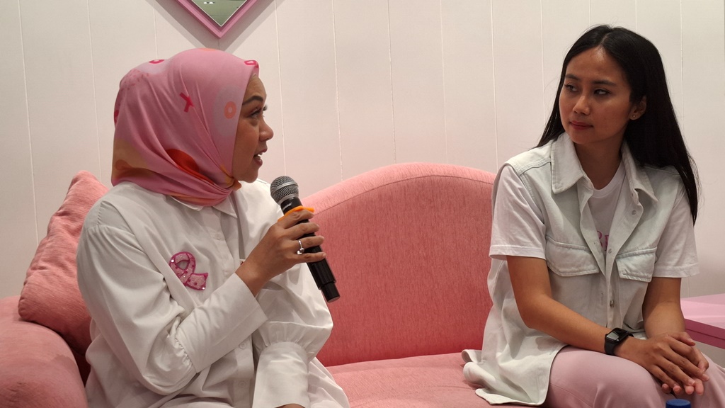 Farah Saufika selaku Product Advisor 6IXTY8IGHT(Kanan) dan Anita D. Sulistyowati (Wakil Ketua Yayasan Lovepink) saat temu media dan visit store 6IXTY8IGHT di Mall of Indonesia. Dok. Aulia/Medcom