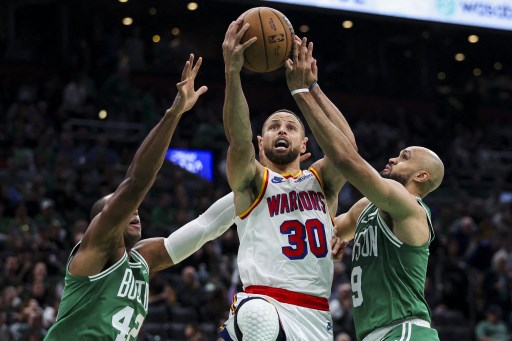 Stephen Curry Antar Warriors Tekuk Celtics 118-112