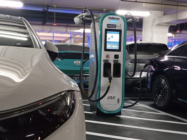 Pemilik Kendaraan EV Kini Bisa Akses SPKLU Voltron via <i>Mobile Banking</i>