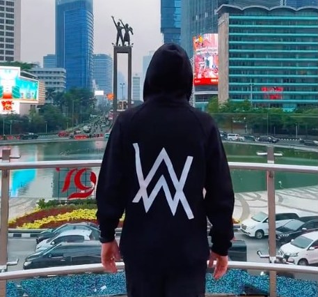 Alan Walker Jalan-jalan di Bundaran HI, Netizen: Betah Banget di Indonesia, Bang?