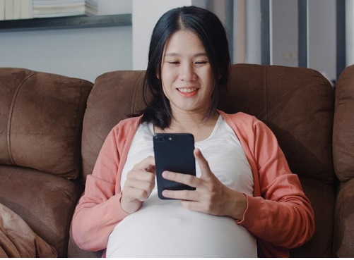 Hati-hati Bumil, Keseringan Main HP Timbulkan Risiko Kesehatan