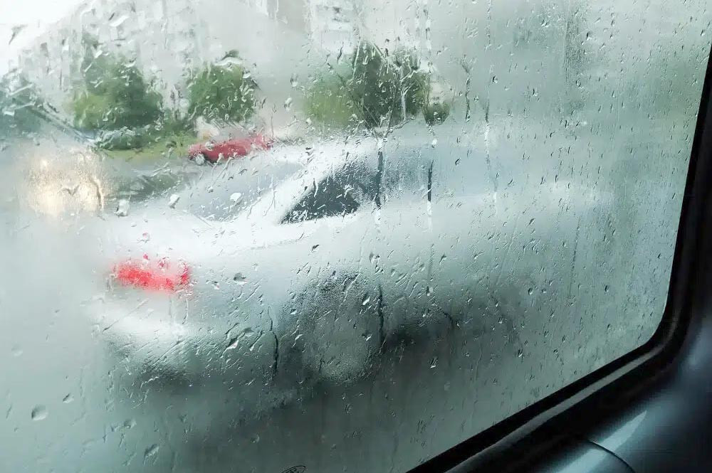 Ini Penyebab Kaca Mobil Berembun, Berikut Solusinya!