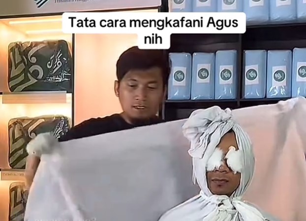 Kisah Yoka, Penjual Kain Kafan Jenaka yang Viral di TikTok