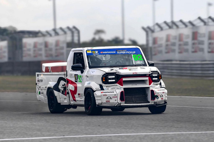 Gagahnya Toyota Hilux Rangga Dijadikan Mobil Balap