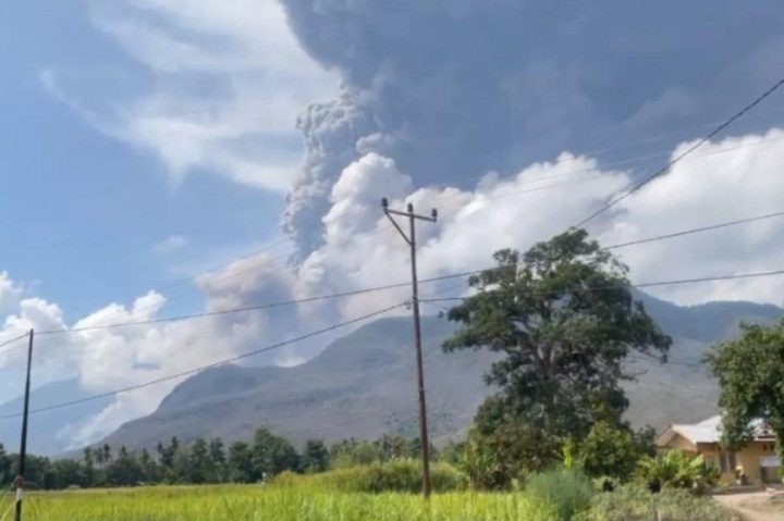 Gunung Lewotobi Laki-laki Muntahkan Abu Setinggi 10 Kilometer