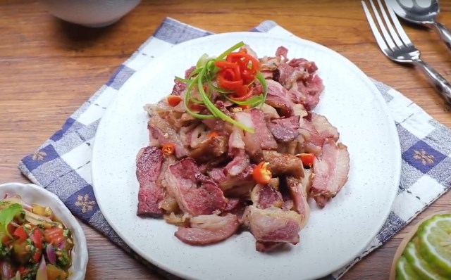Sontek resep sei sapi dengan sambal luat. Dimakan pakai nasi hangat dijamin bikin endul! (Foto: Dok. Endeus TV)