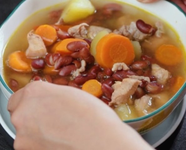 Sup Ayam dengan Kacang Merah Penuh Gizi