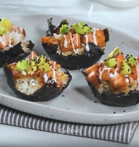 Bertopping salmon berbumbu kecap asin dengan sentuhan sambal tabur dan jahe. (Foto: Dok. Endeus TV)