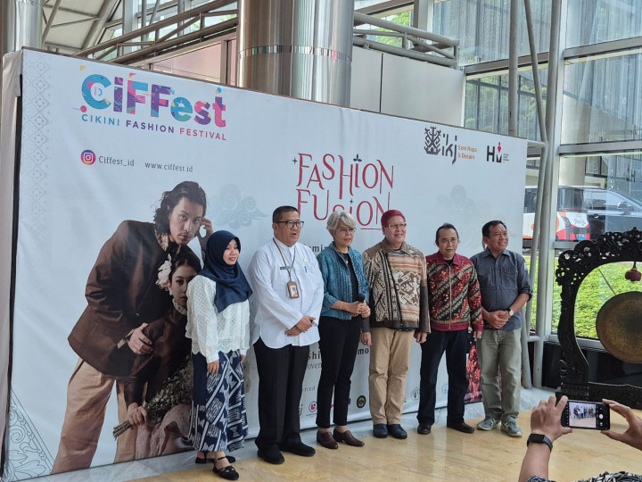 Angkat Tema 'Wastra', Puluhan Busana Mahasiswa Mejeng di CiFFest 2024
