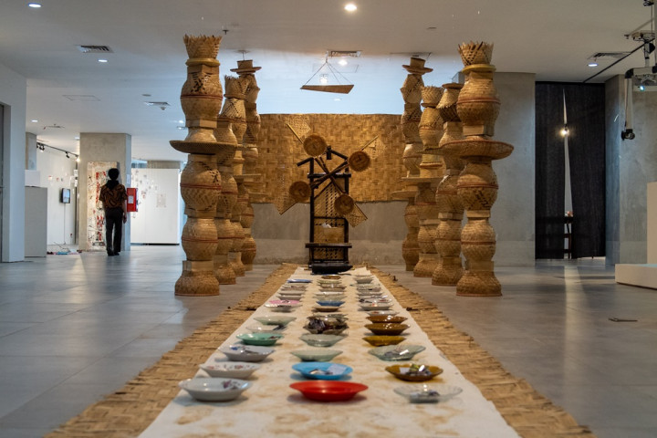 <i>Alam Takambang Jadi Guru</i> Hidupkan Tari Piring Dalam Seni Rupa di Jakarta Biennale