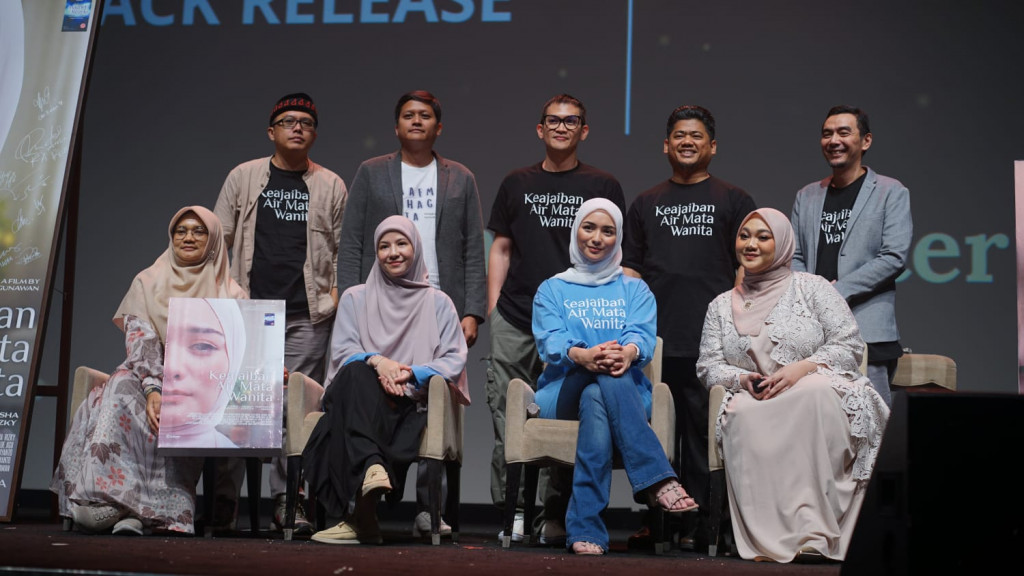 Pemain dan tim produksi film Keajaiban Air Mata Wanita (Foto: instagram) 