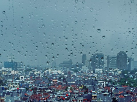 Waspada! Jakarta Hujan Senin Siang