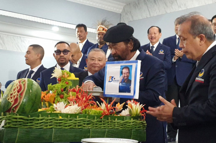 Buka Rapimnas Partai Nasdem, Surya Paloh Potong Tumpeng