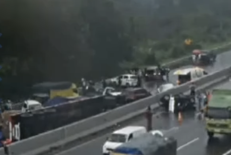 Foto tangkapan layar suasana TKP kecelakaan beruntun di KM 92 Tol Cipularang arah Jakarta. IG Jasa Marga