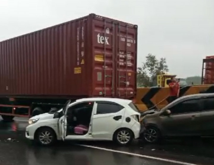 6 Kebiasaan Sopir Truk yang Berpotensi Menimbulkan Kecelakaan di Tol