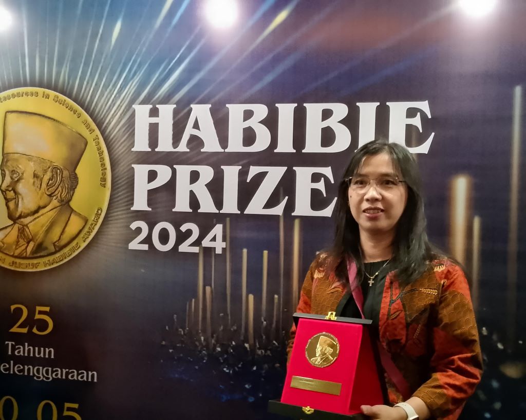 Dekan UKWMS, Felycia Edi Soetaredjo saat menerima Habibie Prize 2024. Foto: Medcom