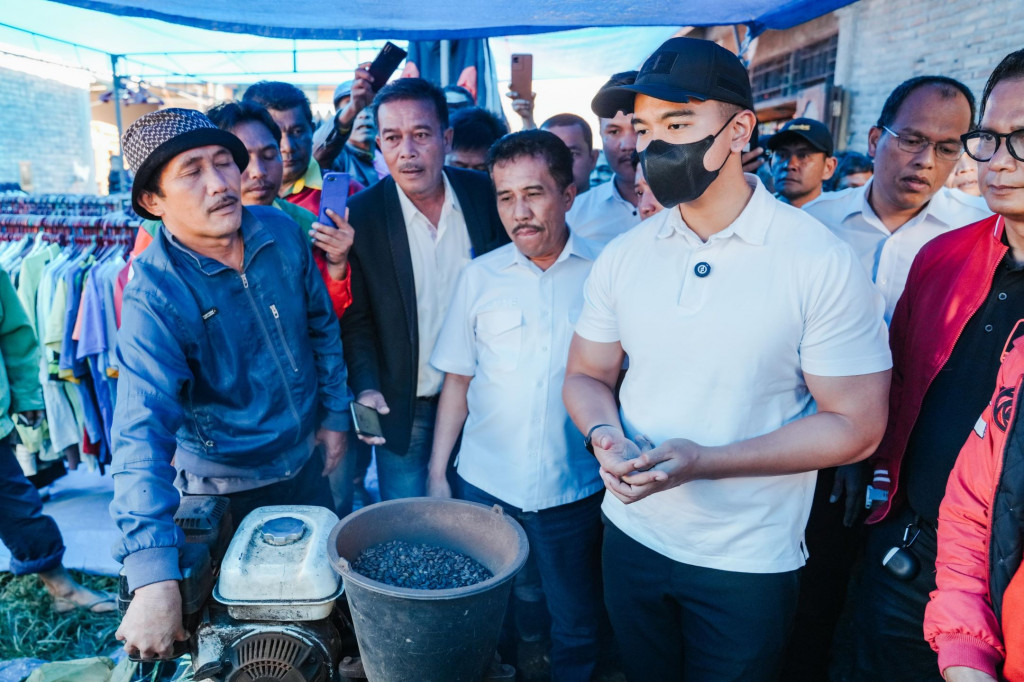 Ketua Umum DPP PSI Kaesang Pangarep mengunjungi Pasar Baru, Kecamatan Lintong ni Huta, Kabupaten Humbang Hasundutan. Dokumentasi/ istimewa