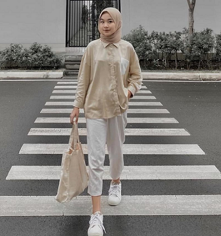 Outfit dengan tema earth tone kerap menjadi pilihan ke kampus anak muda kekinian. (Foto: Dok. Instagram/@nzwnrlnsa_)