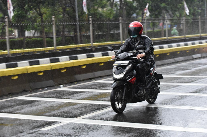 Sering Hujan, Motor Dilarang Neduh Di Bawah Jembatan Layang