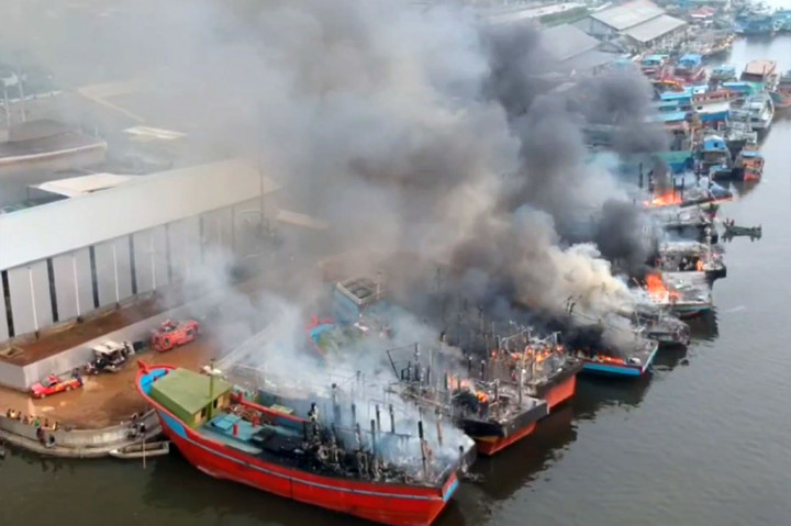Duh, Belasan Kapal di Kota Pekalongan Terbakar