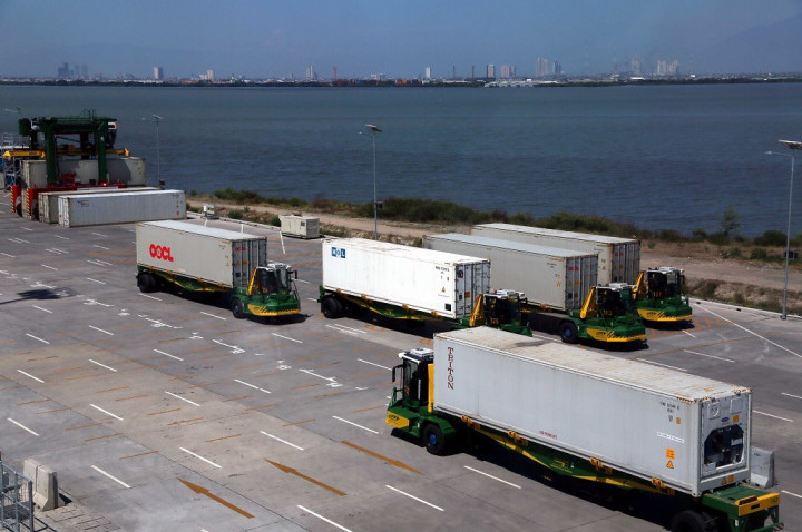 7 Tips Berkendara Aman di Dekat Truk, Jaga Jarak hingga Hindari <i>Blind Spot</i>