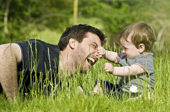 Foto: Bermain dengan ayah / liveinternet.ru