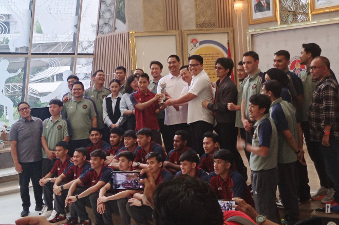 Sesi foto bersama Menpora Dito Ariotedjo dengan timnas futsal Indonesia. (Foto: Medcom.id/Zam)