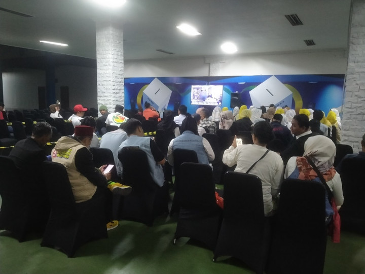 Pendukung Paslon Ramaikan Area Luar Debat Pilkada Kota Tangerang di Studio MetroTV