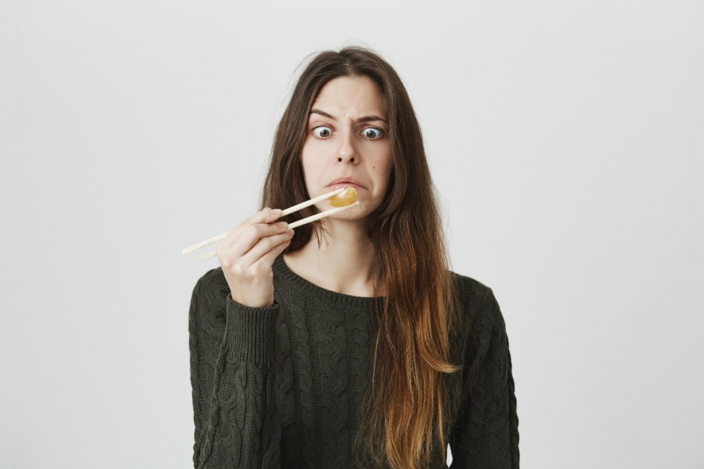 Random lady intrigued for some reason. (Cookie Studio/Freepik)